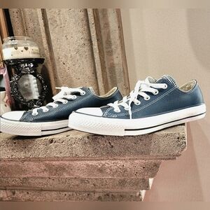 Like New Converse Leather Chuck Taylor Low Top Sneakers Unisex(M6/W8)(Navy)